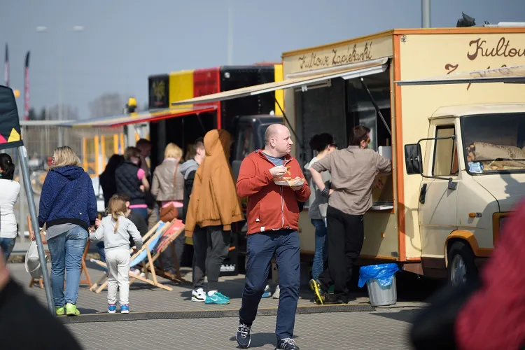 Food trucki na placu Zebrań Ludowych będą karmić od godz. 12 w sobotę i niedzielę.