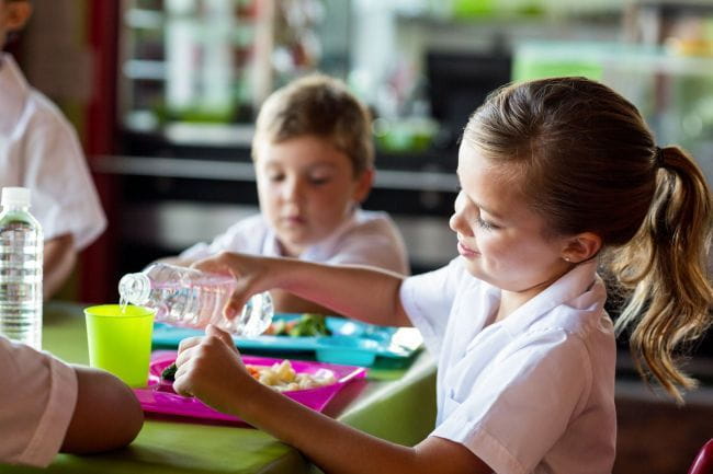 W roku szkolnym 2018/2019 MEN wprowadzi ustawę nakładającą na szkoły podstawowe obowiązek zapewnienia uczniom jadalni (lub stołówki) oraz jednego gorącego posiłku.