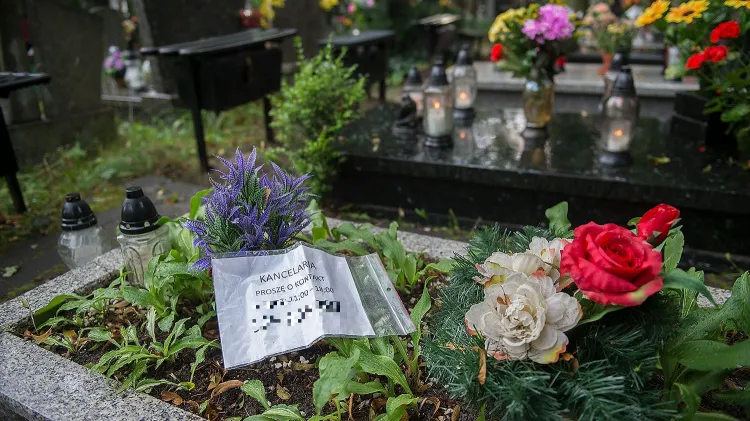 Kartki na grobach trójmiejskich cmentarzy niepokoją rodziny zmarłych. 