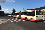 Parkowanie autobusów miejskich na przejściach.