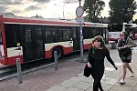 Parkowanie autobusów miejskich na przejściach.