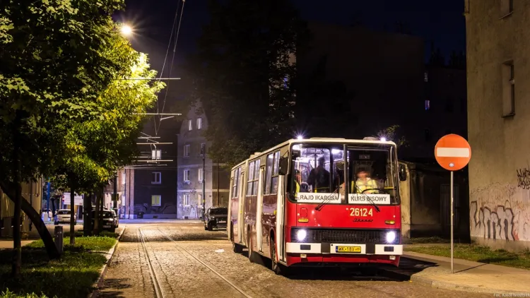 Właściwie dlaczego Ikarus? W styczniu 2009 roku bezpowrotnie z eksploatacji gdańskiej komunikacji miejskiej wycofano autobusy marki Ikarus, które przez dziesiątki lat królowały na ulicach całej Polski. Choć pojazdy te ustąpiły miejsca nowoczesnemu taborowi, to wciąż wiele osób - mimo niskiego komfortu podróży - wspomina je z sentymentem. Dlatego też organizatorzy rajdu, chcąc zachować pamięć o legendzie dróg, ale również promować transport zbiorowy, nazwali imprezę "Rajdem Ikarusa".
