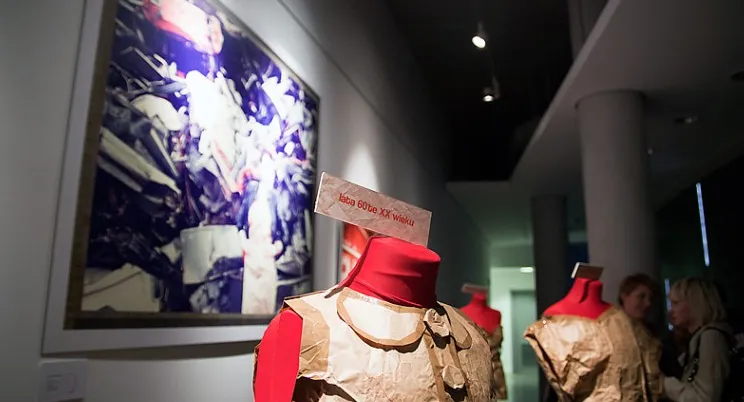 Wystawa "Suknia - zdobi, kusi, sznuruje..." pokazuje, jak zmieniał się styl w modzie. Papierowym sukniom towarzyszą stylizowane zdjęcia.