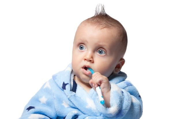 Roczne dziecko może już samo próbować szczotkować swoje pierwsze ząbki - oczywiście pod nadzorem opiekunów oraz z ich pomocą.
