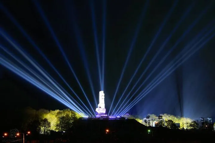 Podświetlenie pomnika Obrońców Wybrzeża podczas ubiegłorocznych obchodów.