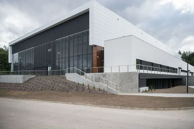 Budowa Centrum Sportu Gdańskiego Uniwersytetu Medycznego została dofinansowana przez Ministerstwo Sportu i Turystyki kwotą 7,2 mln zł. Partnerem strategicznym inwestycji wybudowanej za 19 mln zł jest Pomorski Związek Piłki Nożnej.