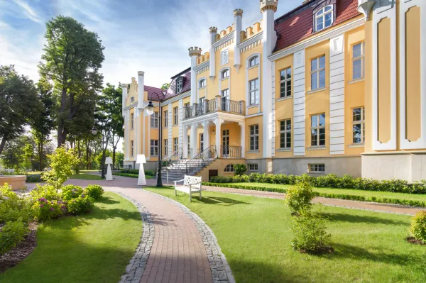 Quadrille Hotel to kompleks pałacowo-parkowy znajdujący się w Gdyni Orłowie. Znajduje się tu klimatyczny hotel, restauracja Biały Królik i spa.
