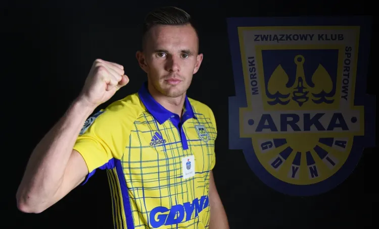 Adam Deja jako wolny piłkarz przyszedł do Arki Gdynia, a zatem mógł podpisać kontrakt po zamknięciu okna transferowego. 