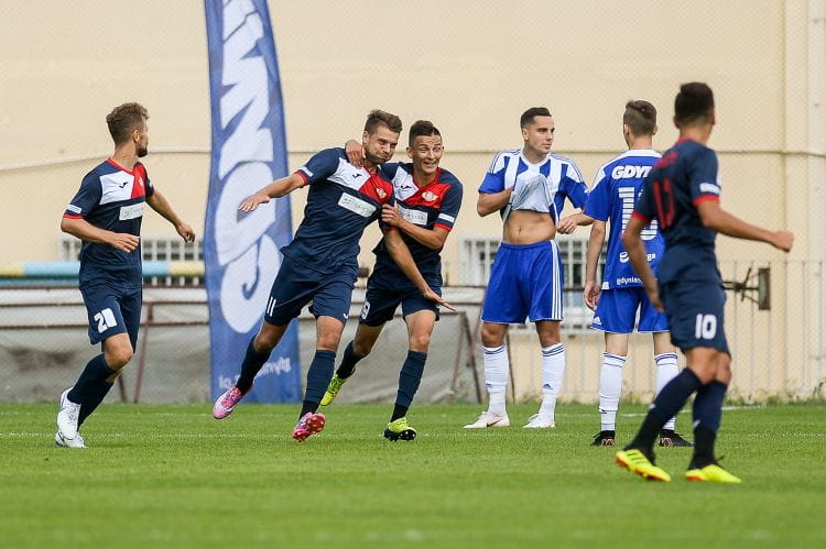 W sierpniu nie brakowało sportowych niespodzianek z udziałem trójmiejskich zespołów. Największą był zaledwie remis Bałtyku Gdynia na inaugurację III ligi. Na zdjęciu kadr z meczu z Polonią Środa Wielkopolska.