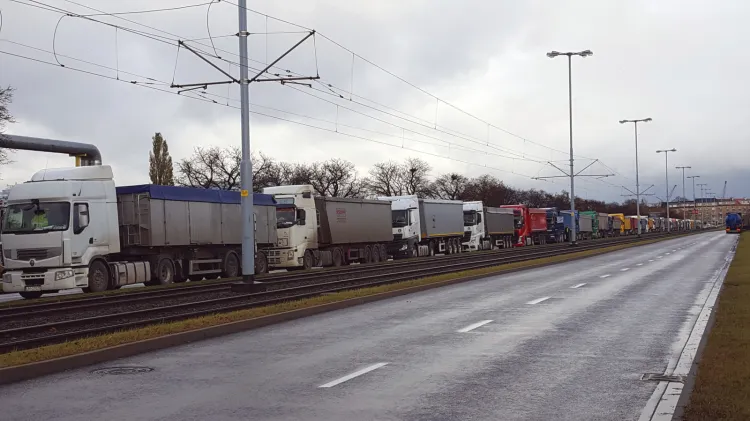 Problem z ciężarówkami jeżdżącymi do i z portu, a w tym przypadku oczekującymi na wjazd do niego, dotyczy głównie mieszkańców Letnicy i Nowego Portu. 