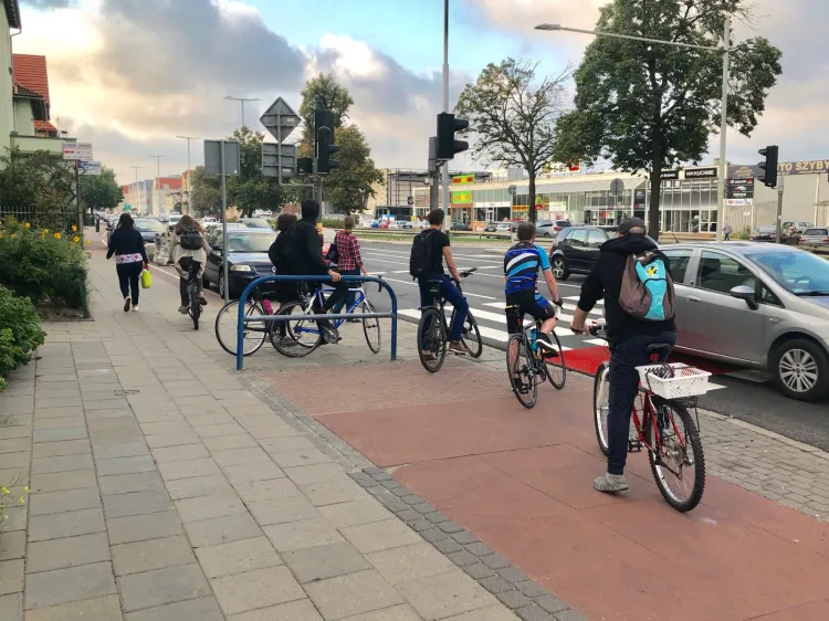 Urywające się nagle drogi rowerowe i konieczność przejechania na drugą stronę ulicy wraz z dodatkowym oczekiwaniem na światłach, by kontynuować podróż, to jeden z głównych problemów rowerowej infrastruktury Gdańska.