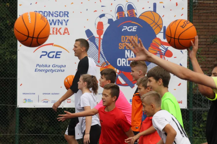 Cezary Trybański (na czele) jest twarzą ogólnopolskiej akcji, w ramach której zajęcia sportowe odbędą się na pięciuset Orlikach jednocześnie.
