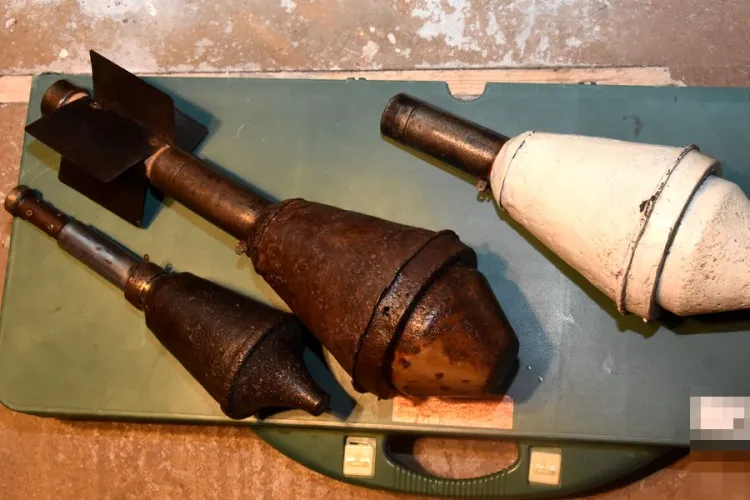 W dwóch mieszkaniach kolekcjonera militariów znaleziono kilkaset sztuk amunicji i broni, pochodzącej prawdopodobnie z czasów II wojny światowej. Część z nich została przygotowana do zdetonowania na poligonie.