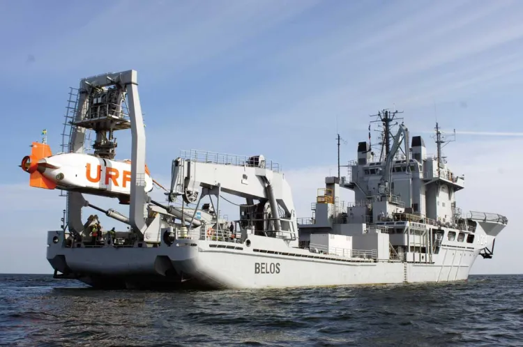 Okręt ratowniczy Belos należący do szwedzkiej marynarki wojennej z podwodną jednostką ratunkową podwieszoną nad pokładem.
