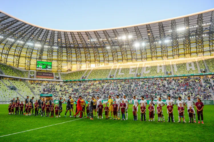 Dwaj piłkarze Lechii Gdańsk stali się bohaterem wpisu na portalu społecznościowym po meczu z Karpatami Lwów, ale nie chodziło o ich występ na boisku. Policja i klub nie potwierdzają tożsamości uczestników opisywanego zdarzenia.