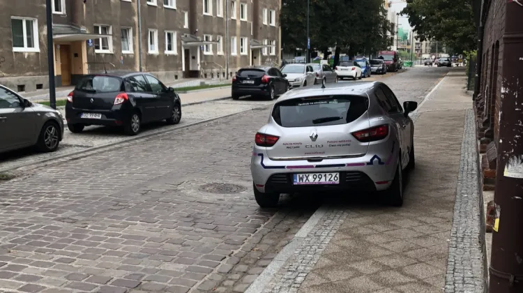 Parkowanie auta na chodniku bez 1,5-metrowego przejścia dla pieszych.