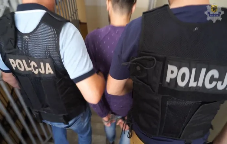 Cztery młode osoby, które wyłudziły od starszych osób prawie 1 mln zł metodą "na policjanta", zostały zatrzymane przez policjantów z Komendy Wojewódzkiej Policji w Gdańsku. 