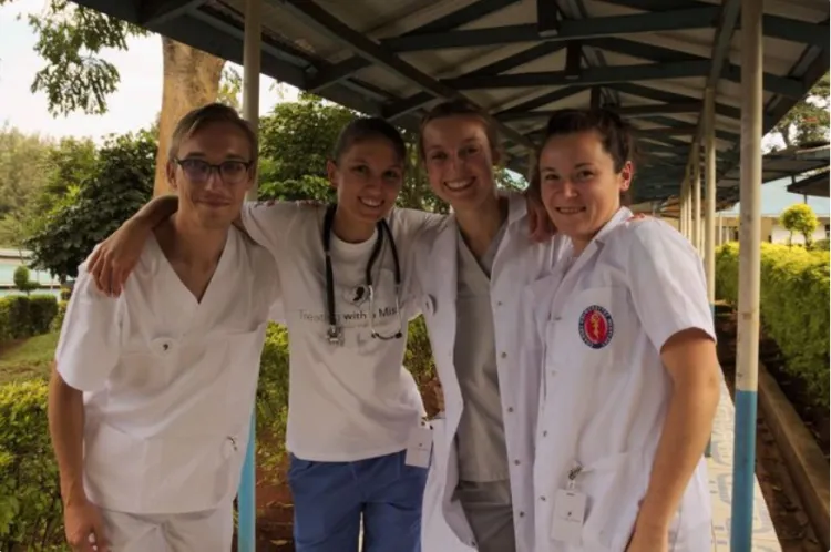 Studenci Gdańskiego Uniwersytetu Medycznego szkolą w Kenii miejscowy personel.