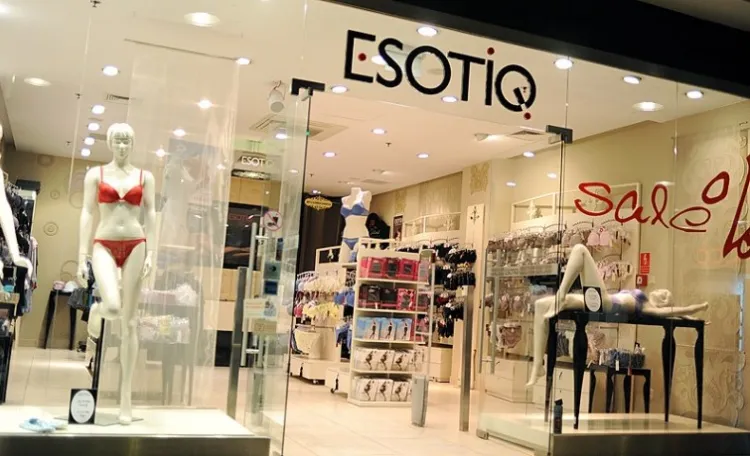 Gdańsk marka Esotiq & Henderson postawiła na współpracę ze znanymi nazwiskami, czyli projektantką mody Evą Minge i topmodelką Joanną Krupą. Firma głównie kojarzona jest z bielizną dla kobiet. 