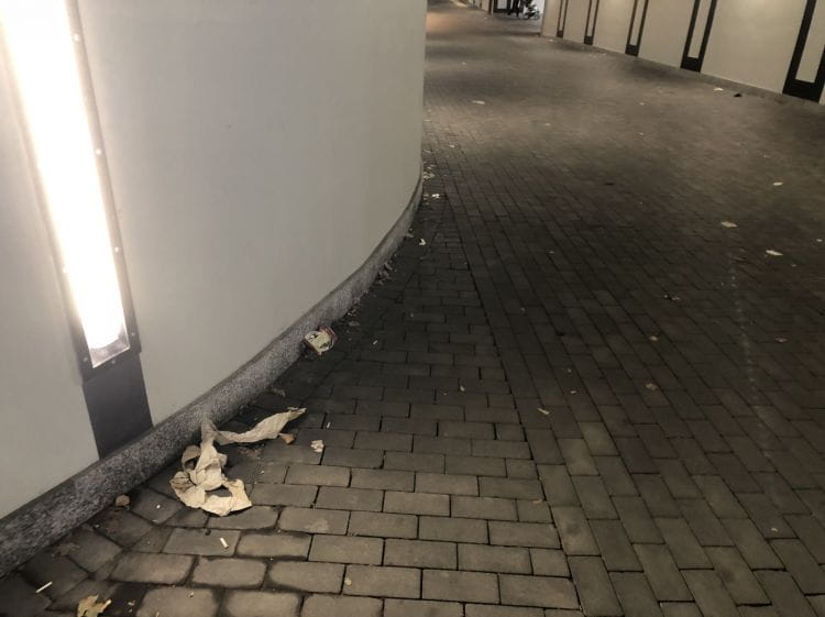  Śmieci w tunelu pod ulicę Okopową.