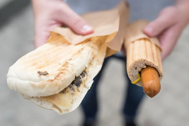 Wegański hot-dog i panini z serem i pieczarkami na Orlenie.
