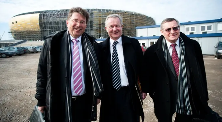 Od lewej: Martin Kallen i Franciszek Laurinec z UEFA oraz Adam Olkowicz dyrektor turnieju Euro 2012 w Polsce. We wtorek sprawdzali postęp prac na stadionie. 