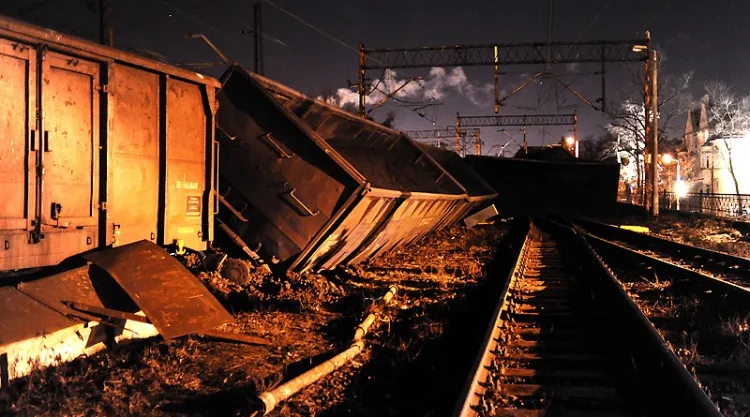 Wykolejony pociąg uszkodził tory na długości ponad 3 km.