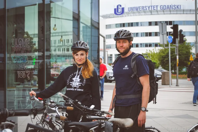 Naukowcy: Agnieszka Ważna i Tomasz Bieliński, chcą dowiedzieć się dlaczego jeździmy na rowerach. 


