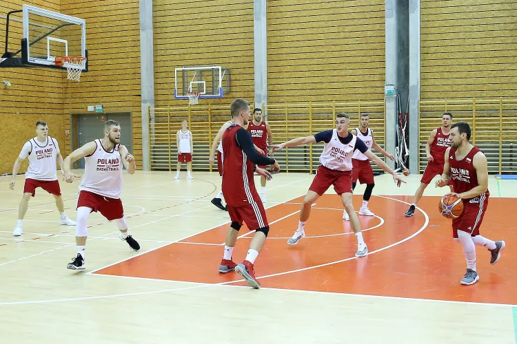 Koszykarze reprezentacji Polski przygotowywali się do meczu z Włochami i Chorwacją w hali treningowej Ergo Areny.