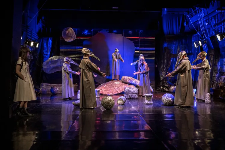 Spektakl Teatru Miniatura inspirowany jest szeregiem fikcyjnych lub zmanipulowanych faktów, które tworzą powieść Jerzego Limona "Wieloryb". Jednym z wątków jest Kościół Starych Słowian.