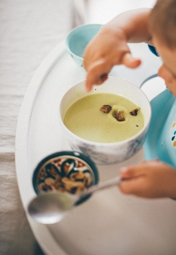 Fajnie, by menu dziecięce zawierało element zabawy, więc jeśli maluchy dostają zupę, dobrze jest np. oddzielnie podać im grzanki, aby same mogły sobie wrzucać je do talerza.