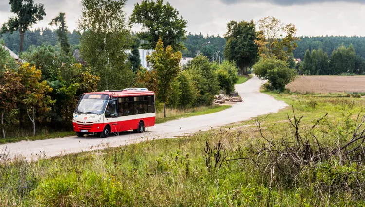 Linia 268 ma przede wszystkim ułatwić dojazd do przystanku PKM, ale na jej trasie znajdują się też lokalne szkoły, których uczniowie chętnie korzystają z minibusów. Nz. ulica Smęgorzyńska.