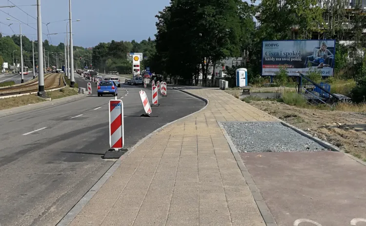 Droga rowerowa na ul. Rakoczego została zlikwidowana ze względu na budowę prawoskrętu do nowego osiedla. Zdaniem RM może to grozić koniecznością zwrotu dofinansowania unijnego.