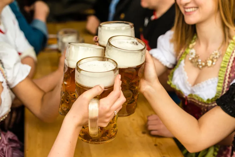Oktoberfest to tradycyjne bawarskie święto, które coraz częściej obchodzone jest też w innych krajach.