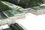 Skoro w Warszawie na poważnie mówi się o odbudowie Pałacu Saskiego, z którego do dziś zostały tylko arkady, w których znajduje się Grób Nieznanego Żołnierza...