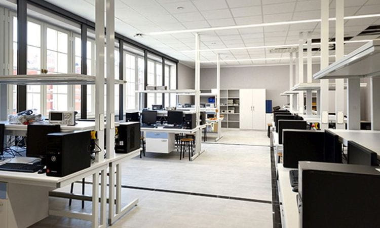 W sali 115 powstało nowoczesne laboratorium. Trwa jego doposażanie. 