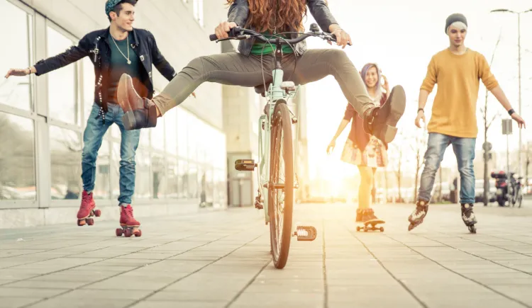 Popularnością niezmiennie cieszy się wśród nastolatków jazda na rowerze, rolkach, deskorolkach, wrotkach itd.