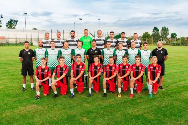 Trenerzy Jaguara Gdańsk co tydzień dzielą kadrę desygnując piłkarzy na mecze IV ligi i B klasy. W drugiej drużynie na boisku młodzież wspomagają trenerzy klubowej akademii.
