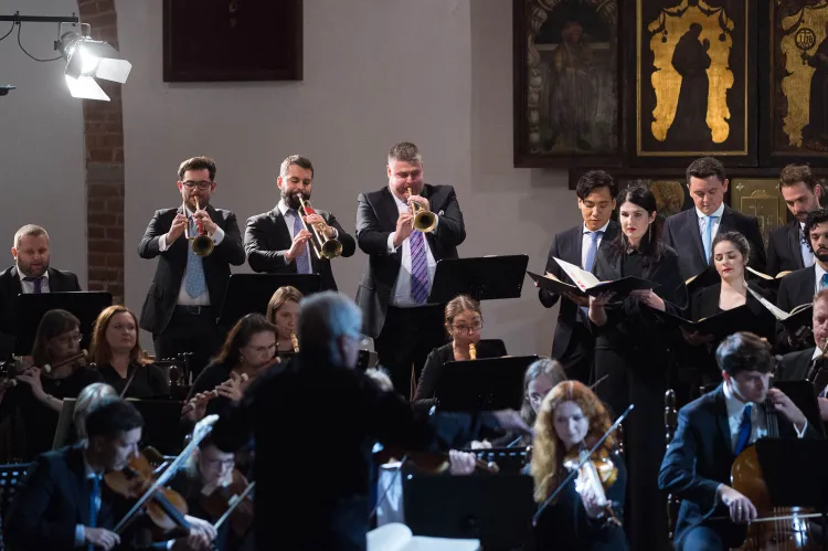 Czwartkowy koncert był pierwszym na Pomorzu, podczas którego Wielką mszę h-moll Jana Sebastiana Bacha wykonała orkiestra grająca na instrumentach historycznych bądź ich kopiach. 