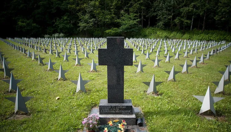 Na Cmentarzu Żołnierzy Radzieckich przy ul. Giełguda spoczywa 3088 osób, ale po wojnie udało się ustalić tożsamość jedynie 1291 z nich. Większość pochowanych poległa podczas walk o Gdańsk w marcu 1945 roku.