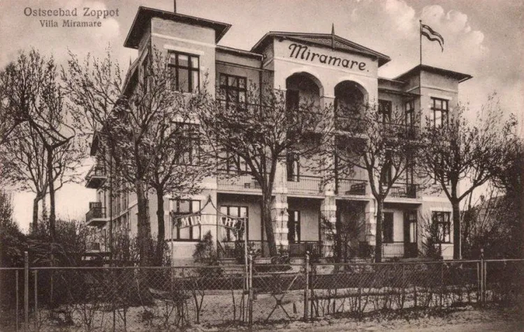 Pensjonat "Miramare" w Sopocie. Ten budynek stoi przy ul. Bolesława Chrobrego 47/49 do dziś.