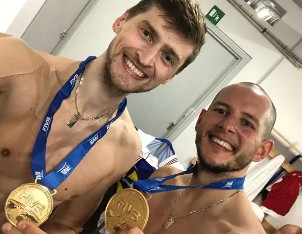 Piotr Nowakowski (z lewej) ze swoim drugim, złotym medalem mistrzostw świata. Natomiast pierwszy raz zawiesił go na szyi Bartosz Kurek (z prawej).