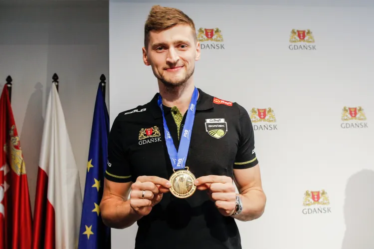 Piotr Nowakowski prezentujący złoty medal mistrzostw świata w Urzędzie Miasta w Gdańsku.