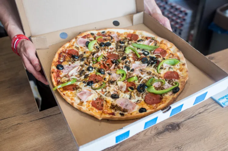 Nowojorską pizzę cechuje to, że jest wypiekana na cienkim cieście, a jednocześnie posiada bardzo dużo składników.