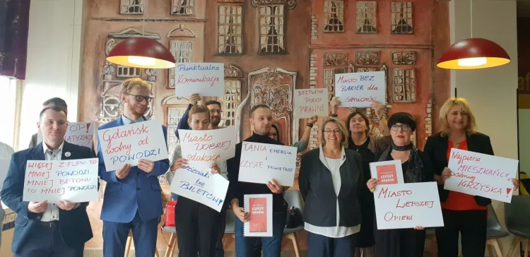 Jolanta Banach (trzecia z prawej), liderka Lepszego Gdańska, zaprezentowała szczegóły program wyborczy. Od przyszłego tygodnia członkowie ruchu będą przekonywać do niego mieszkańców na spotkaniach w dzielnicach.  