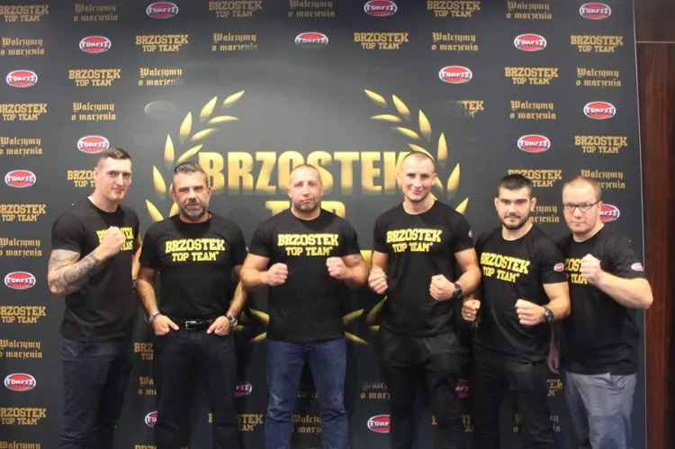 Maciej Brzostek (trzeci od lewej) chce nieść zawodnikom wsparcie na jakie sam nie mógł liczyć, gdy starał się rozpocząć profesjonalną karierę pięściarską.