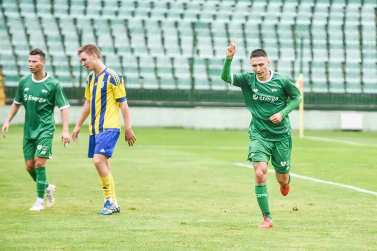 Jakub Arak zdominował IV-ligowe derby rezerw Lechia - Arka strzelając trzy bramki.