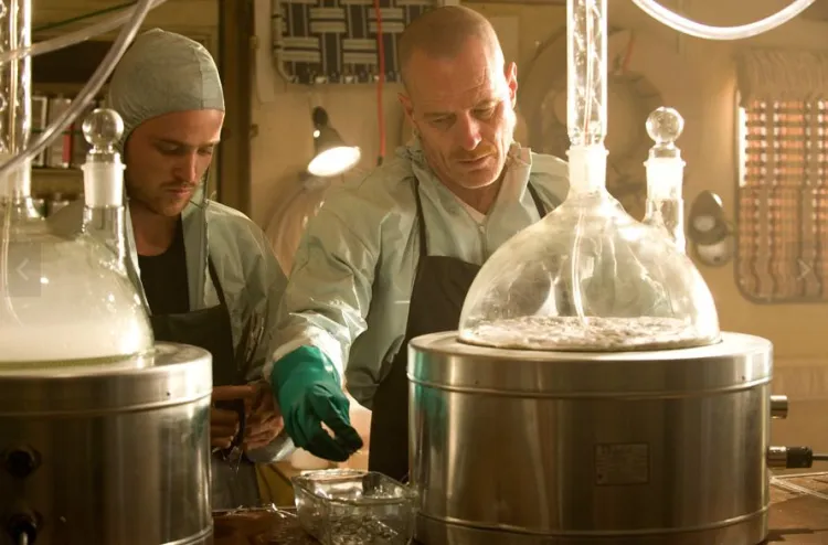 Scena z serialu Breaking Bad, opowiadająca o nauczycielu chemii, który zakłada wytwórnię metamfetaminy.