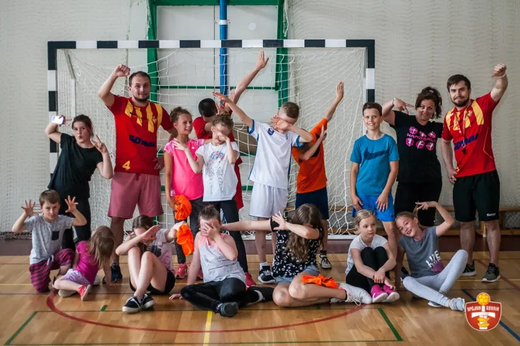 Szczypiorniści Arki Gdynia promują piłkę ręczną odwiedzają uczniów w szkołach. Ich, a także piłkarki ręczne Arki można zaprosić na lekcję w-f.