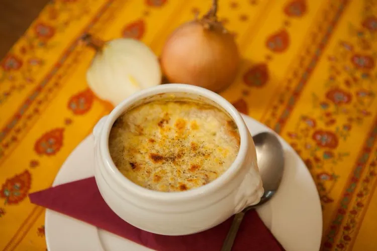 Zupa cebulowa zapiekana z serem - jedno z klasycznych francuskich dań. Warto jej spróbować w sopockiej tawernie Cyrano et Roxane. 